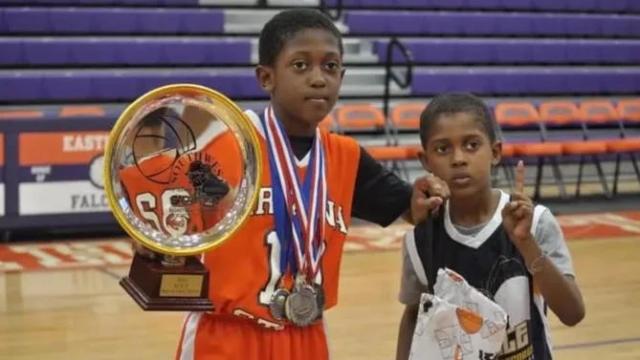 开云体育官网-【新秀列传】十号秀与亲哥相逢NBA，差点被伤病摧毁