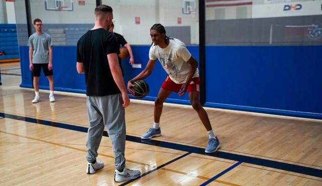 开云体育官网-【新秀列传】十号秀与亲哥相逢NBA，差点被伤病摧毁