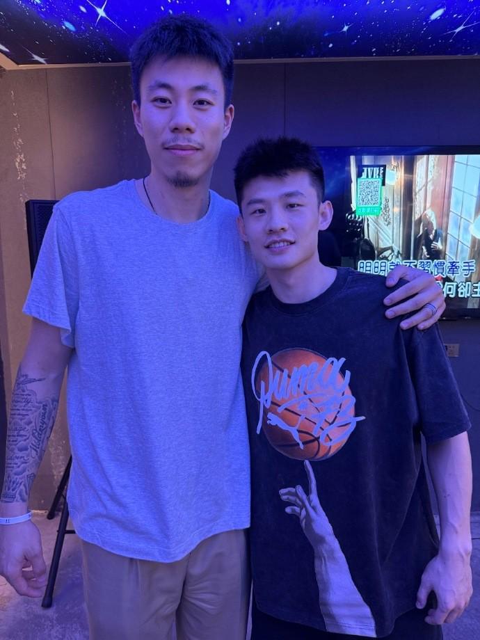 王岚嵚晒与张镇麟等人合照:一年队友,但足够幸运和自豪