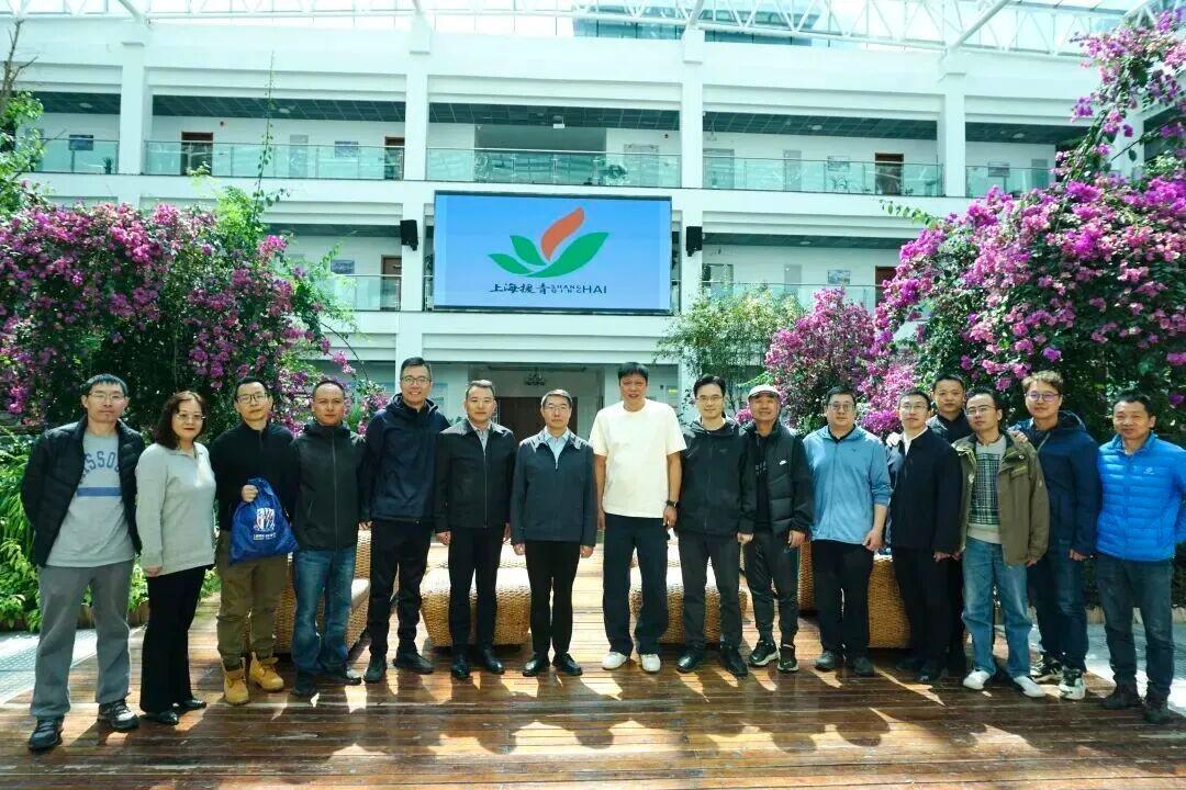 开云体育官网-范志毅赴青海参加格萨尔王杯青少年赛,与当地签约培养人才